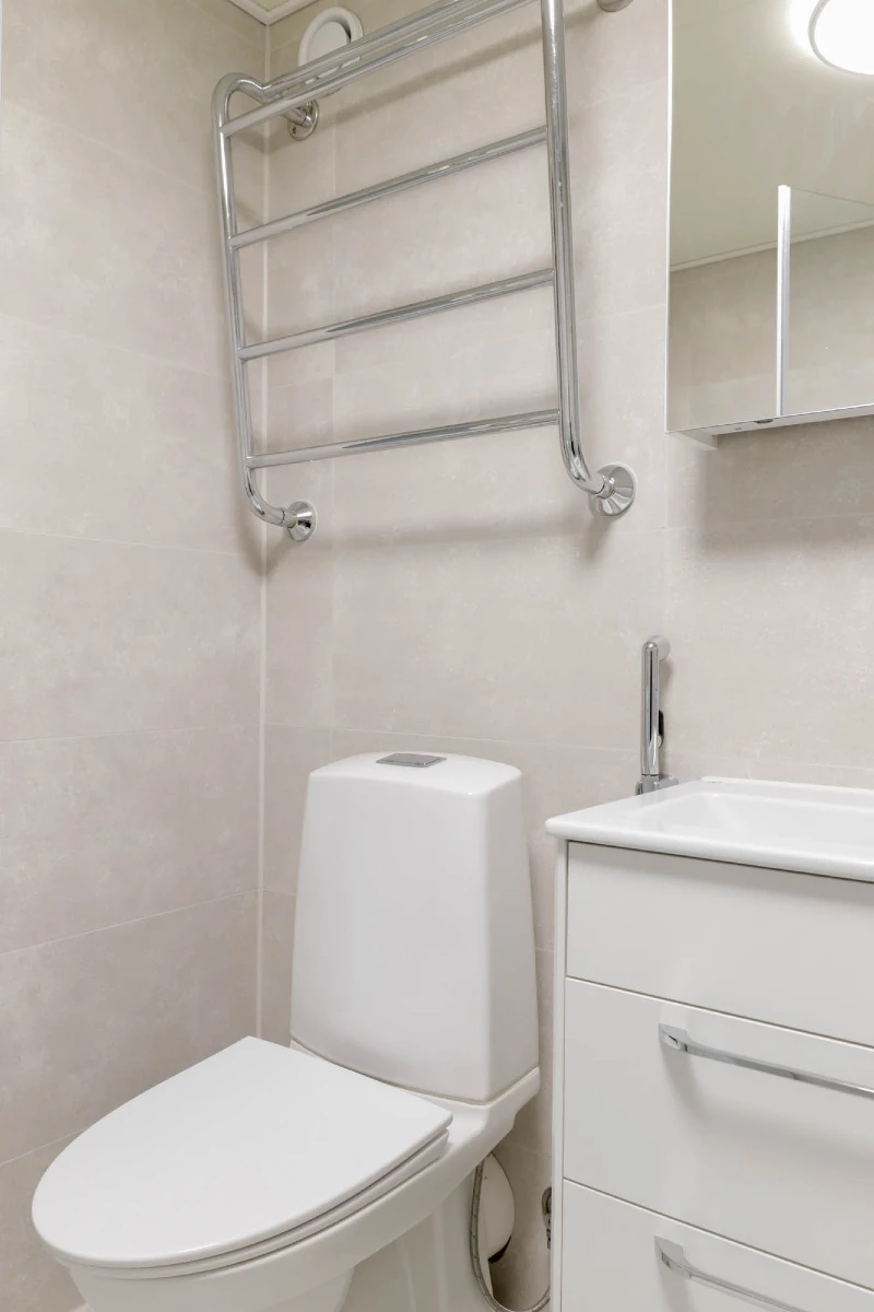 WC ja pyyhekuivain Matinkylän kylpyhuoneessa